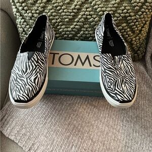Size 10 Never worn Toms, black & white.